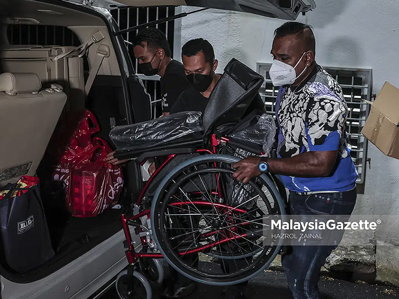 Gelandangan OKU Affendi Muda Terima Sumbangan Kerusi Roda